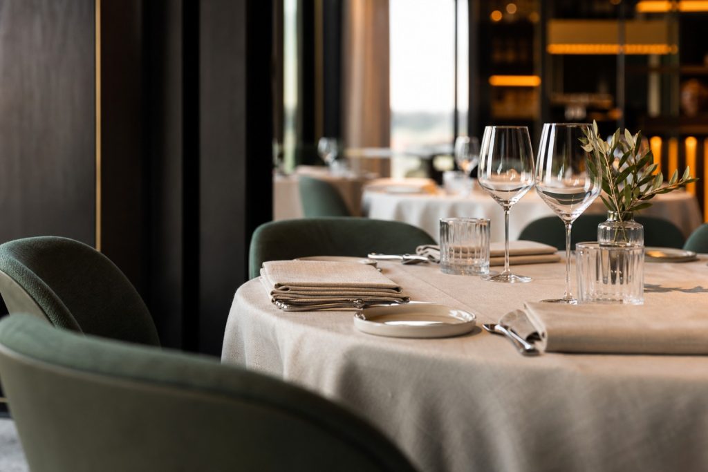 Tavolo apparecchiato in un elegante ristorante moderno